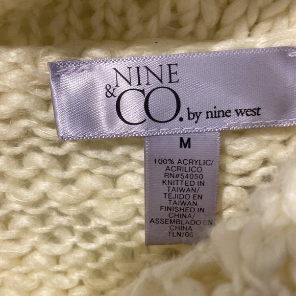 ❤️Valentines Winter white crocheted sweater - Picture 6 of 8